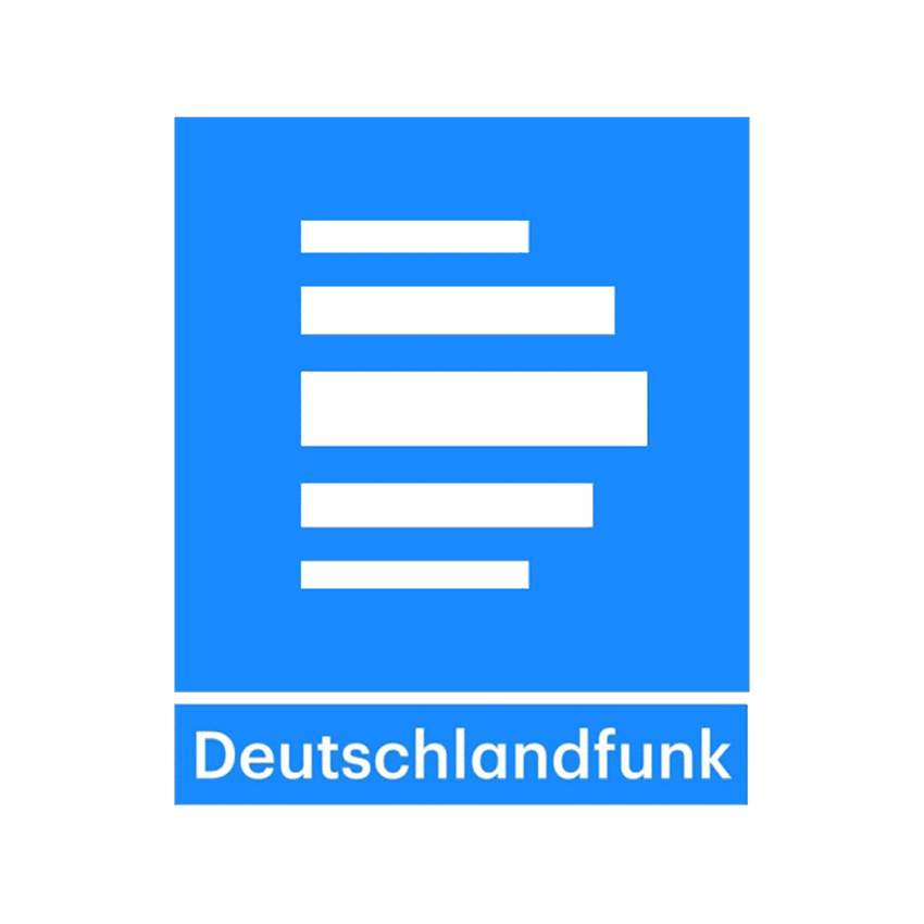 Ein blaues quadratisches Logo mit weißen horizontalen Balken unterschiedlicher Länge über dem Wort "Deutschlandfunk" in weißer Schrift auf blauem Hintergrund, das häufig in Interviews mit Philip Schlaffer zu sehen ist.