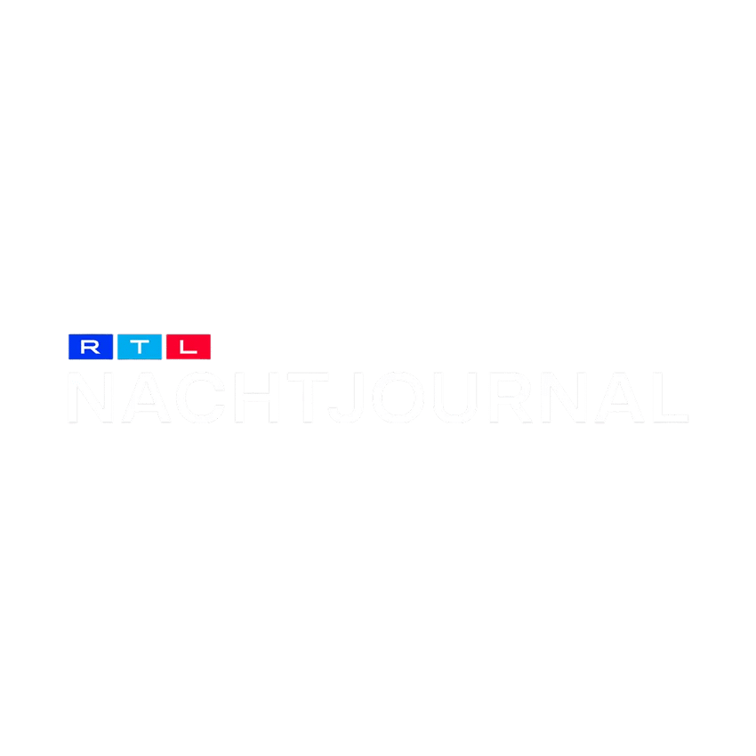 Das Bild zeigt das "RTL Nachtjournal"-Logo mit RTL-Schriftzügen in blauen, weißen und roten Kästen über "NACHTJOURNAL" auf einem schlichten grauen Hintergrund, wie es während eines Interviews mit Philip Schlaffer zu sehen ist.