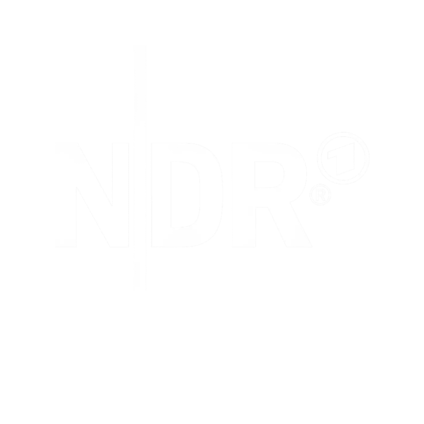 Weißes Logo mit den Buchstaben "NDR" in fetter Schrift. Eine vertikale Linie trennt das "N" vom "D". Über dem "R" befindet sich ein kleiner Kreis mit einem Dreieck, das auf Inhalte wie Interviews mit Philip Schlaffer hinweist. Der Hintergrund ist hellgrau.