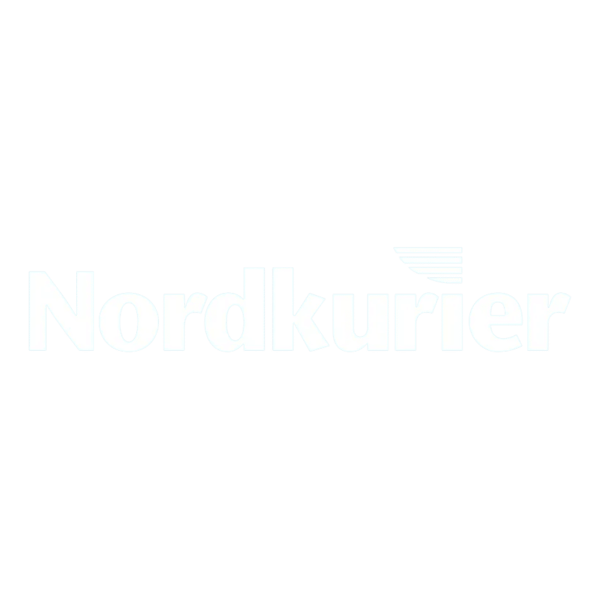 Weißer Text auf hellgrauem Hintergrund zeigt das Wort "Nordkurier" in fetter, serifenloser Schrift. Über dem "i" in "Kurier" deuten vier Linien Bewegung oder Wind an, was Philip Schlaffers modernes Designverständnis widerspiegelt.
