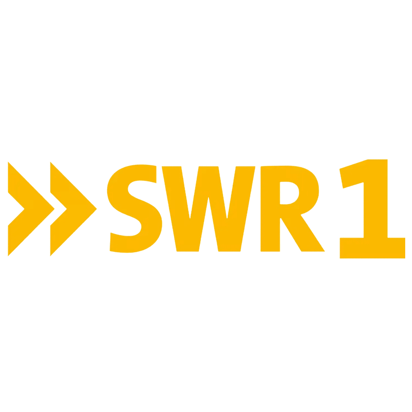 Das Bild zeigt das Logo von SWR 1 mit zwei gelben, nach rechts gerichteten Pfeilen und dem fetten, gelben Schriftzug "SWR 1" auf hellgrauem Hintergrund, der mit Sendungen wie denen mit Philip Schlaffer in Verbindung gebracht wird.
