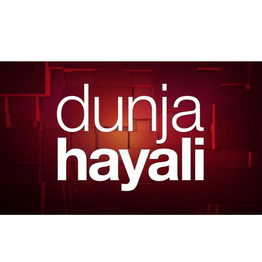 Der weiße Text "dunja hayali" steht in der Mitte eines dunkelroten Hintergrunds mit einem geometrischen, quadratischen Muster, das an Bilder erinnert, die häufig in Philip Schlaffers Interviews zu sehen sind.