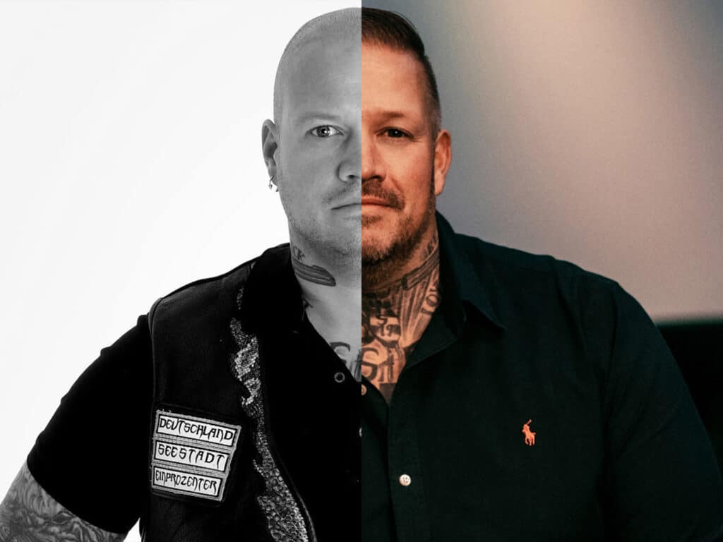 Ein geteiltes Bild zeigt Philip Schlaffer: Die linke Hälfte ist schwarz-weiß und zeigt ihn in einer Weste mit Flicken, während die rechte Hälfte in Farbe ist und Philip ein dunkles Hemd mit Kragen trägt.